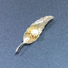 ビンテージ　ブローチ　モダンデザイン！　リーフ　パール　エレガントクラシカル　ヴィンテージ　バッジ　ピンバッチ　レトロ　AKS308