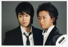 【中古】生写真(ジャニーズ) 嵐/大野智・櫻井翔/バストアップ・目線左・黒ジャケット・ネクタイ・2人・横型/公式生写真