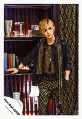 【中古】生写真(ジャニーズ) Hey! Say! JUMP/山田涼介/膝上・衣装黒・金・右手棚・左手ポケット・本・顔傾げ/16夏 コンサートパンフ＆グッズ撮影/公式生写真