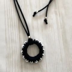 めがねホルダー　首掛け眼鏡ホルダー　ネックレスペンダント　ブラック　白ビーズ　ハンドメイド