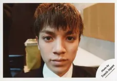 【中古】生写真(ジャニーズ) Travis Japan/宮近海斗/横型・顔アップ・衣装白・黒・両手下・口閉じ/「Ｊohnnys’ ISLAND セルフィー」/公式生写真(アイランドストア限定)