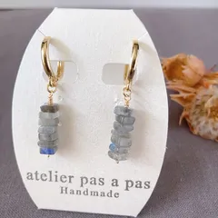 ラブラドライトのスクエアビーズが連なるピアス　天然石　グレーカラー　虹色