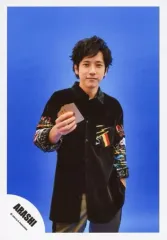 【中古】生写真(ジャニーズ) 嵐/二宮和也/膝上・衣装黒・右手トランプ・左手ポケット・背景青/16-17冬 パンフ＆グッズ撮影/公式生写真