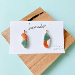 【アウトレット】カラフル石模様の手刺繍ピアス(グリーン×オレンジ×ホワイト)