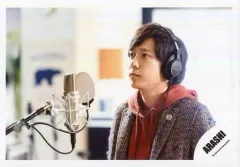 【中古】生写真(ジャニーズ) 嵐/二宮和也/横型・バストアップ・衣装グレー赤・ヘッドホンつける・体左向き/シングル「君のうた」MV＆ジャケ写撮影オフショット/公式生写真