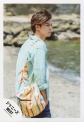 【中古】生写真(ジャニーズ) ジャニーズWEST/小瀧望/膝上・シャツ水色・バッグ・右手ポケット・背中見せ・顔右向き・浜辺・海/『人生は素晴らしい』PV＆ジャケ写撮影/公式生写真