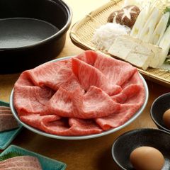 前沢牛 肩薄切り (すき焼き・しゃぶしゃぶ用) 300g (150g×2パック) 黒毛和牛 鮮やかな霜降り とろけるような舌ざわり 風味 逸品