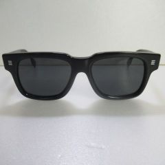 Burberry バーバリー サングラス スクエア 4349-F 黒 ケース付 - メルカリ