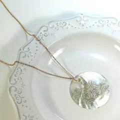 マザーオブパール ホワイトシェル 40mm 彫刻入り 真珠母貝 ピンクゴールド PG 金属アレルギー対応 ステンレス ネックレス チェーン 1.2mm 小豆チェーン 選べる 35～80cm サージカルステンレス 彼女 母の日 プレゼント 贈り物 レディース