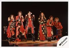 【中古】生写真(ジャニーズ) 関ジャニ∞/集合(7人)/横型・全身・衣装赤・渋谷両手あわせ・背景黒/公式生写真