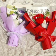 ハンドメイドニットバラのブーケ - アレルギー対策用ハイポアレルゲニック人工花、グラデーション紫から赤へのファブリックローズとリボンのアクセント、アレルギー患者向け永遠のホームデコ＆誕生日プレゼント