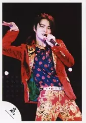 【中古】生写真(ジャニーズ) 嵐/松本潤/衣装赤・膝上・左手マイク・ライブフォト/公式生写真