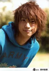 【中古】生写真(男性) 鈴木裕樹/バストアップ・カメラ目線・青のパーカー・日陰/DBOYS