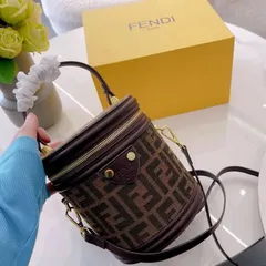 2024年最新】Fendi バッグ バケットの人気アイテム - メルカリ