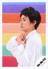 【中古】生写真(ジャニーズ) Kis-My-Ft2/横尾渉/上半身・衣装白・左向き・両手首元・背景レインボー/シングル「君、僕。」MV＆ジャケ写オフショット/公式生写真 