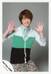 【中古】生写真(ジャニーズ) Hey! Say! JUMP/知念侑李/膝上・衣装緑白黒・両手パー・背景グレー/公式生写真
