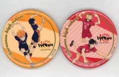 【中古】バッジ・ビンズ 烏野高校(日向翔陽/影山飛雄)＆音駒高校(孤爪研磨/黒尾鉄朗) 箔押しビッグ缶バッジ2個セット 10周年記念ビジュアル 「ハイキュー!!」