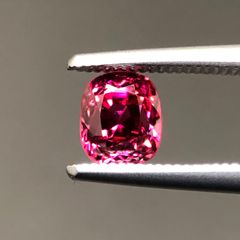 天然非加熱　モゴック産　オレンジピンク　スピネル　ルース　0.90ct　クッションカット　煌めく　濃厚　美発色　1点物　産地証明鑑別書付き