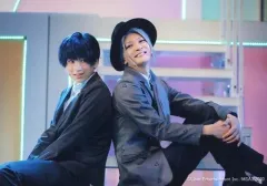 【中古】生写真(男性) 荒牧慶彦(月岡紬)・上田堪大(雪白東)/ライブフォト・横型・座り・キャラクターショット/「MANKAI STAGE『A3!』～Four Seasons LIVE 2020～」ランダムブロマイド SPRING 2019ステージショット