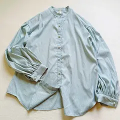 JUNOAH  ジュノア　長袖シャツ　ブラウス　パールボタン　バンドカラー　ストライプ　シャツ　ブラウス　オフィスカジュアル　綺麗め　ボリュームスリーブ