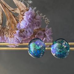 宇宙に咲く花のような一粒ピアス