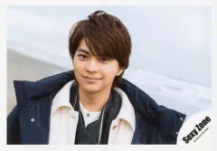 【中古】生写真(ジャニーズ) Sexy Zone/佐藤勝利/横型・バストアップ・衣装黒・白・口閉じ・両手下・海/アルバム「PAGES」MV＆ジャケ写オフショット/公式生写真