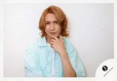 【中古】生写真(ジャニーズ) ジャニーズWEST/藤井流星/横型・バストアップ・衣装水色・左手顎・カメラ目線・背景白/「Johnny’s DREAM IsLAND 2020→2025 ～大好きなこの街から～」グッズオフショット/公式生写真