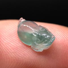 天然　本翡翠　グラス質　彫刻ルース　1.85ct　貔貅・神獣　彫刻　金運アップ　お守り　1点物　国内ミニ鑑別書付き