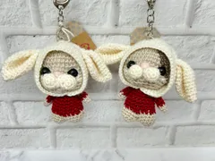 あみぐるみキーホルダー　うさぎの被り物を被った猫　猫好きさん