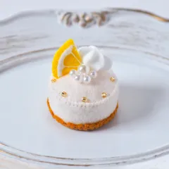 レモンのレアチーズケーキ フェルトケーキ ミニチュア フェルトままごと フェルトおもちゃ フェルト雑貨 撮影小物