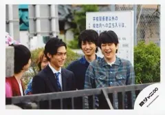 【中古】生写真(ジャニーズ) 関ジャニ∞/錦戸亮・大倉忠義・横山裕/上半身・横型・錦戸スーツ・大倉紺・横山青チェック柄・安田顔半分・/公式生写真