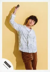 【中古】生写真(ジャニーズ) 嵐/松本潤/膝上・衣装白・ズボン茶・右手上げ・左手下・首傾げ・目線右・背景黄/「Are You Happy?」ジャケ写撮影＆「Don’t You Get It」PV撮影/公式生写真