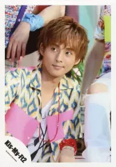 【中古】生写真(ジャニーズ) Kis-My-Ft2/藤ヶ谷太輔/上半身・衣装白・黄色・青・黒・ピンク・目線左・口閉じ・周りにメンバー/「Sha la la☆Summer Time」PV＆ジャケ写撮影/公式生写真