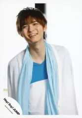 【中古】生写真(ジャニーズ) Hey! Say! JUMP/薮宏太/上半身・衣装白・水色・ストール・両手下げ・目線左上・背景白/「ウィークエンダー/明日へのYELL」PV＆ジャケ写撮影オフショット/公式生写真