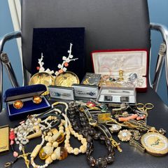 遺品整理 大量アクセサリー 時計 まとめ売り ブローチ ネクタイピン 刻印未検品 遺品整理 大量アクセサリー 時計 まとめ売り ブローチ ネクタイピン