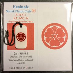 【ハンドメイド】赤い家紋「丸に剣片喰」チャーム•ストラップ