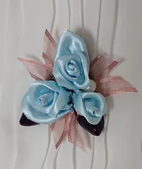リボンで作ったバラ（水色）のコサージュ