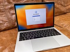 [ワケあり] MacBook Pro (13-inch, 2017, Two Thunderbolt 3 ports)
