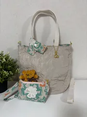 【裁縫ストア・ボヌール】大人かわいい　ねこ柄刺繍キルト生地　北欧風　花柄生地　トートバック　ポケットいっぱい　ミニポーチ　ショルダーバッグ　ハンドメイド　ショルダーストラップ付き　リバーシブル　ゴージャス  / №500-328