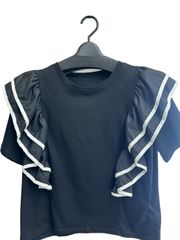 黒フリルTシャツ
