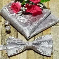 蝶ネクタイ　ポケットチーフ　カフスボタン ３点セット　シルバー色 ペイズリー柄　結婚式　発表会　パーティー　イベント　ワンタッチ　ホワイト　卒業式　入社式　入学式　格安　小物　セール　メンズネクタイ