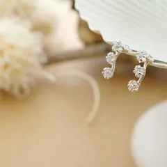 ピアス レディース 煌めく3連 星 キュービックジルコニア チタン製ポスト 金属アレルギー対応 メール便 送料無料 秋冬 大人気