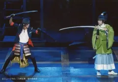 【中古】生写真(男性) 牧島輝(大倶利伽羅)・崎山つばさ(石切丸)/ライブフォト・横型・全身・1部衣裳・向い合い・キャラクターショット/「ミュージカル『刀剣乱舞』 ～三百年の子守唄～」ローソンプリント限定舞台ブロマイド