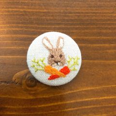 刺繍くるみボタン　うさぎとニンジン