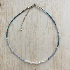 パールビーズとブルー系ビーズのネックレス／チョーカー