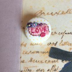 「LOVEの文字入り花のフレーム」くるみボタン刺繍ブローチ
