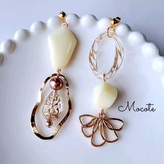 アンティークゴールド × オフホワイト アシンメトリー  ピアス/イヤリング