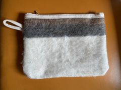 トルコ発手織りの山羊の毛のふわふわの毛布シイルトバッタニイェと帆布でつくったポーチ　色々入ります。当店オリジナル