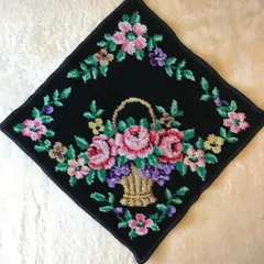 美品　FEILER　花かご　タオルハンカチ　刺繍　バラ　ハンカチ 黒地 カラフル