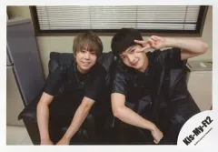 【中古】生写真(ジャニーズ) Kis-My-Ft2/北山宏光・玉森裕太/横型・膝上・座り・衣装黒・玉森左手ピース・首傾げ・北山笑顔/シングル「Edge of Days」MVオフショット/公式生写真